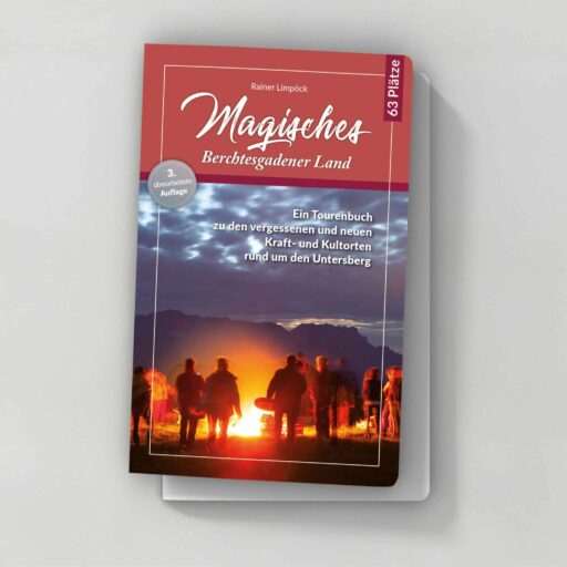 Buchcover mit bergigem Hintergrund, das den Titel "Magisches Berchtesgadener Land" und den Autor "Rainer Limpöck" zeigt, sowie ein Bild von mehreren Menschen, die am Abend um ein Lagerfeuer stehen.