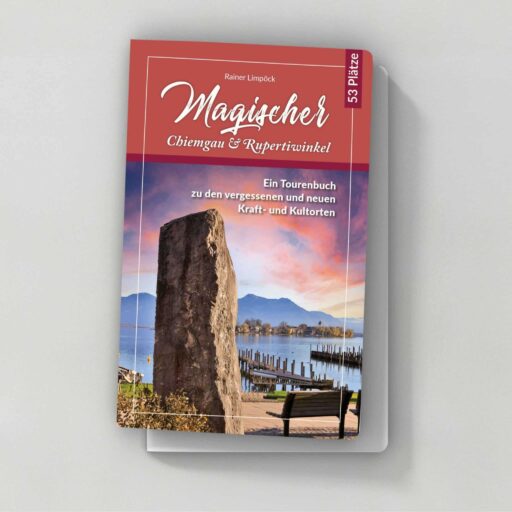 Buchcover mit dem Titel "Magischer" auf einem Bild mit einem See, einem großen Stein, einer Promenade und Bergen im Hintergrund bei Sonnenuntergang.