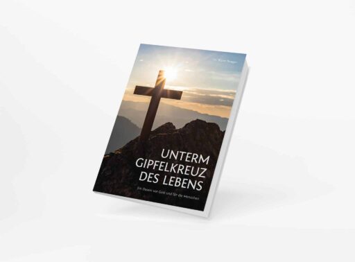 Buchcover mit einem Kreuz auf einem Berggipfel bei Sonnenaufgang oder Sonnenuntergang, im Hintergrund Berge und Himmel, Titel in deutscher Sprache: "UNTERM GIPFELKREUZ DES LEBENS", und kleiner Untertitel, sowie der Name des Autors Dr. Walter Brugger.