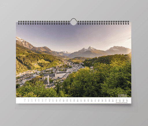 Blick vom Lockstein auf den historischen Ortskern von Berchtesgaden mit den Berchtesgadener Alpen im Hintergrund, April-Motiv im Berchtesgaden Kalender 2024.