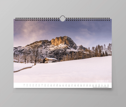Schneebedeckter Untersberg im Februar, abgebildet im Berchtesgaden Kalender 2024.