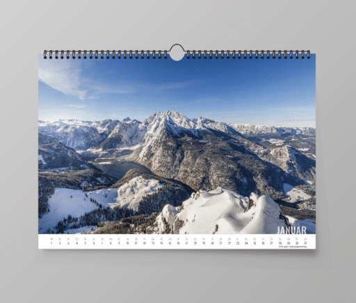 Schneebedeckte Gipfel der Berchtesgadener Alpen im Januar, Seite aus dem Berchtesgaden Kalender 2024.