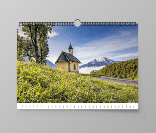 Kirchleitenkapelle am Weinfeld mit dem Watzmann im Hintergrund, Juli-Motiv im Berchtesgaden Kalender 2024