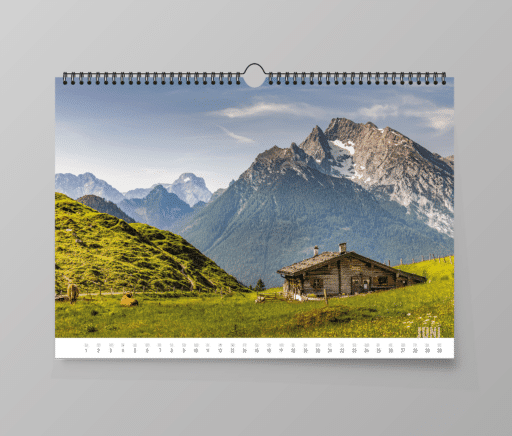Blick von der Mordaualm auf das Hochkalter Massiv im Juni, dargestellt im Berchtesgaden Kalender 2024