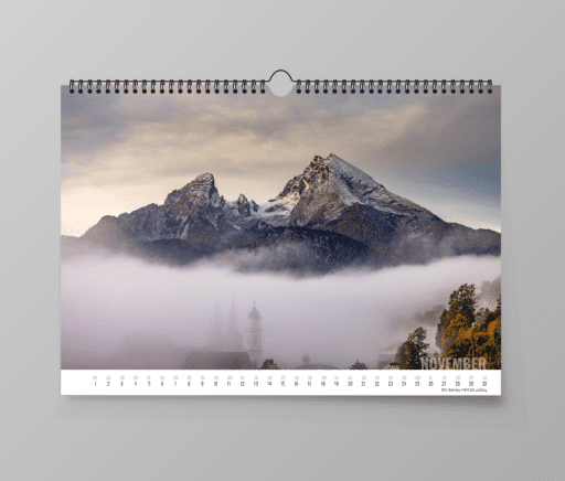Berchtesgaden umhüllt von Nebel mit dem Watzmann im Hintergrund, Novembermotiv im Berchtesgaden Kalender 2024.