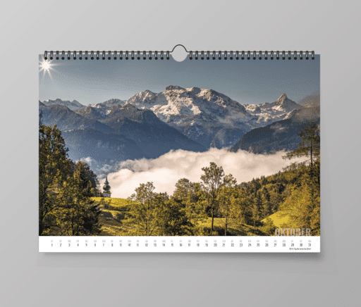 Blick von Maria Gern auf die Funtensee Tauern mit der Schönfeldspitze im Oktober des Berchtesgaden Kalenders 2024.