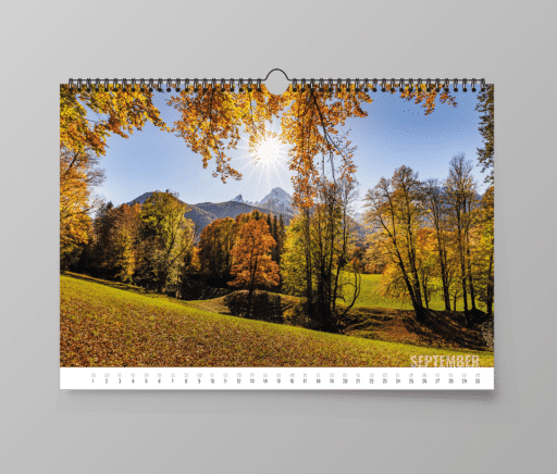 Herbstlicher Wald und Watzmann im Hintergrund, Septembermotiv im Berchtesgaden Kalender 2024.