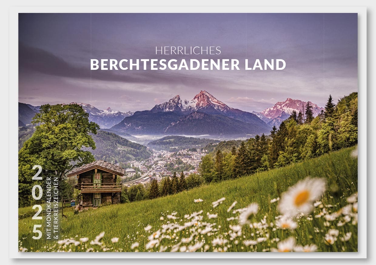 Landschaftsaufnahme des Berchtesgadener Landes mit Bergen im Hintergrund, einem grünen Hügel im Vordergrund, einem Holzhütte, Blumen im Vordergrund und einem Ort im Tal, geschrieben auf dem Bild: "Herrliches Berchtesgadener Land" und "2022 mit vielen Aktivitäten im Landkreis".