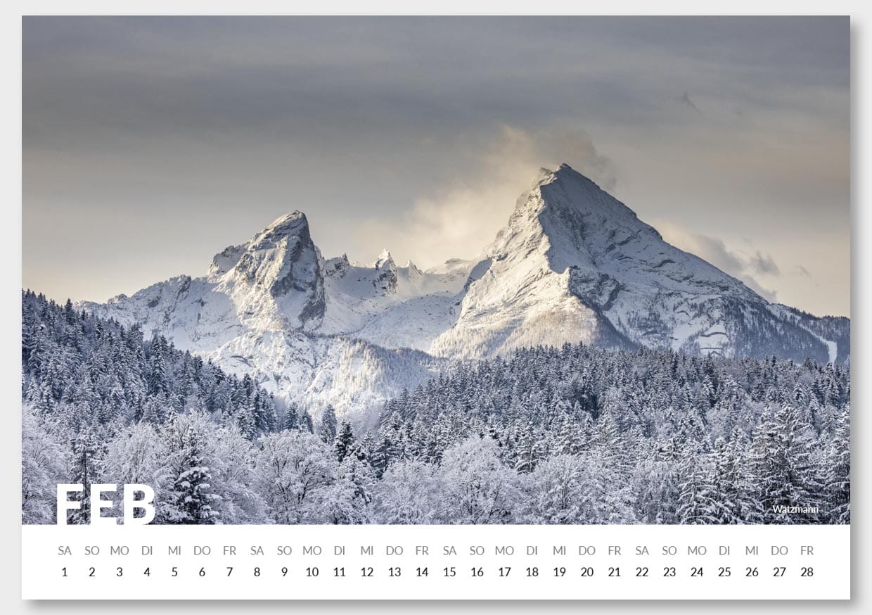 Kalenderseite mit einem winterlichen Bergpanorama, Schneebedeckte Tannen im Vordergrund und hohe, schneebedeckte Berggipfel im Hintergrund; Monat Februar mit vollständigen Daten auf Deutsch.