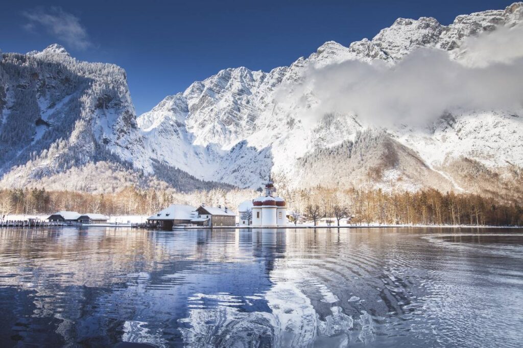 St. Bartholomä am Königssee im Winter mit verschneiter Watzmann-Ostwand – Foto: Marika Hildebrandt