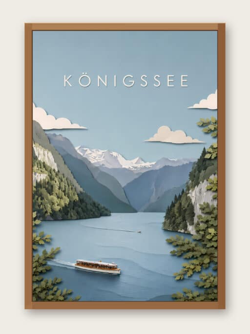Kunstdruck Elektroboot auf dem Königssee vor Bergpanorama, 40x60 cm, Ansicht mit Bilderrahmen zur Illustration